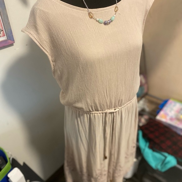 Beige summer flowy knee length dress - Picture 4 of 4